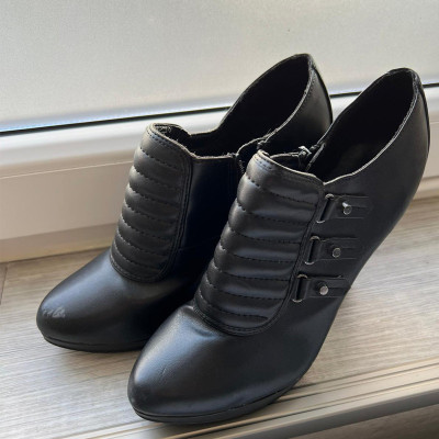 BeaBrownXx schwarze Stiefeletten