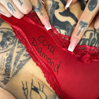 Cora Diamond roter Slip signiert